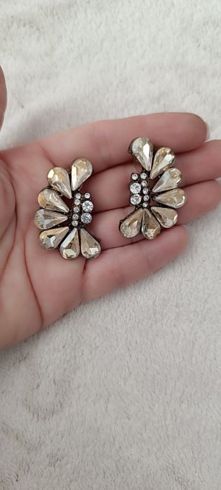 Par de brincos com brilhantes. Usados