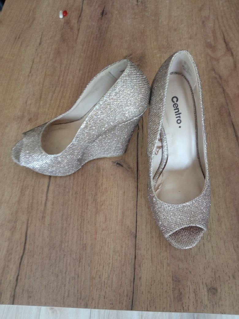 Buty damskie na koturnie r.36
