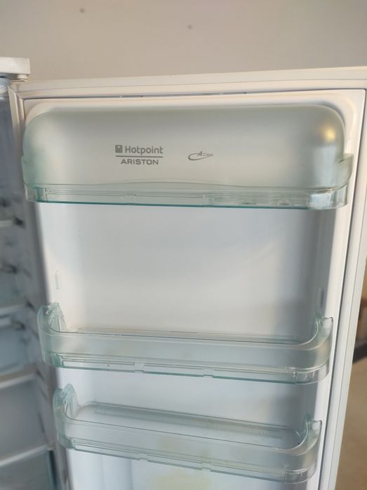 Chłodziarko-zamrażarka Hotpoint-Ariston BCB 313 AWE z zbudową