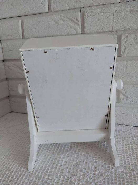 Szafka na biżuterię.