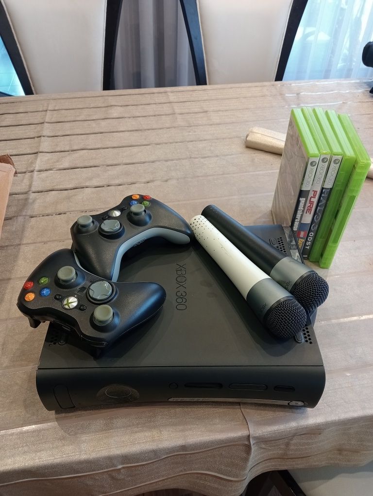 Consola como nova mais dois microfones e alguns jogos 150€