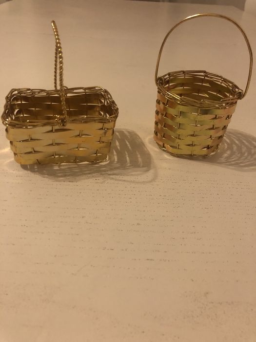 2 cestos metal dourados em ótimo estado. Preço da unidade.