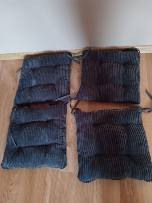 Grafitowe poduszki na krzesła