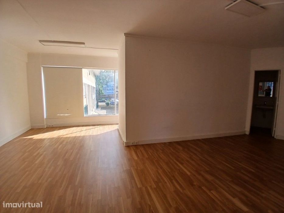 Loja Calçada Carriche, Lumiar, Lisboa