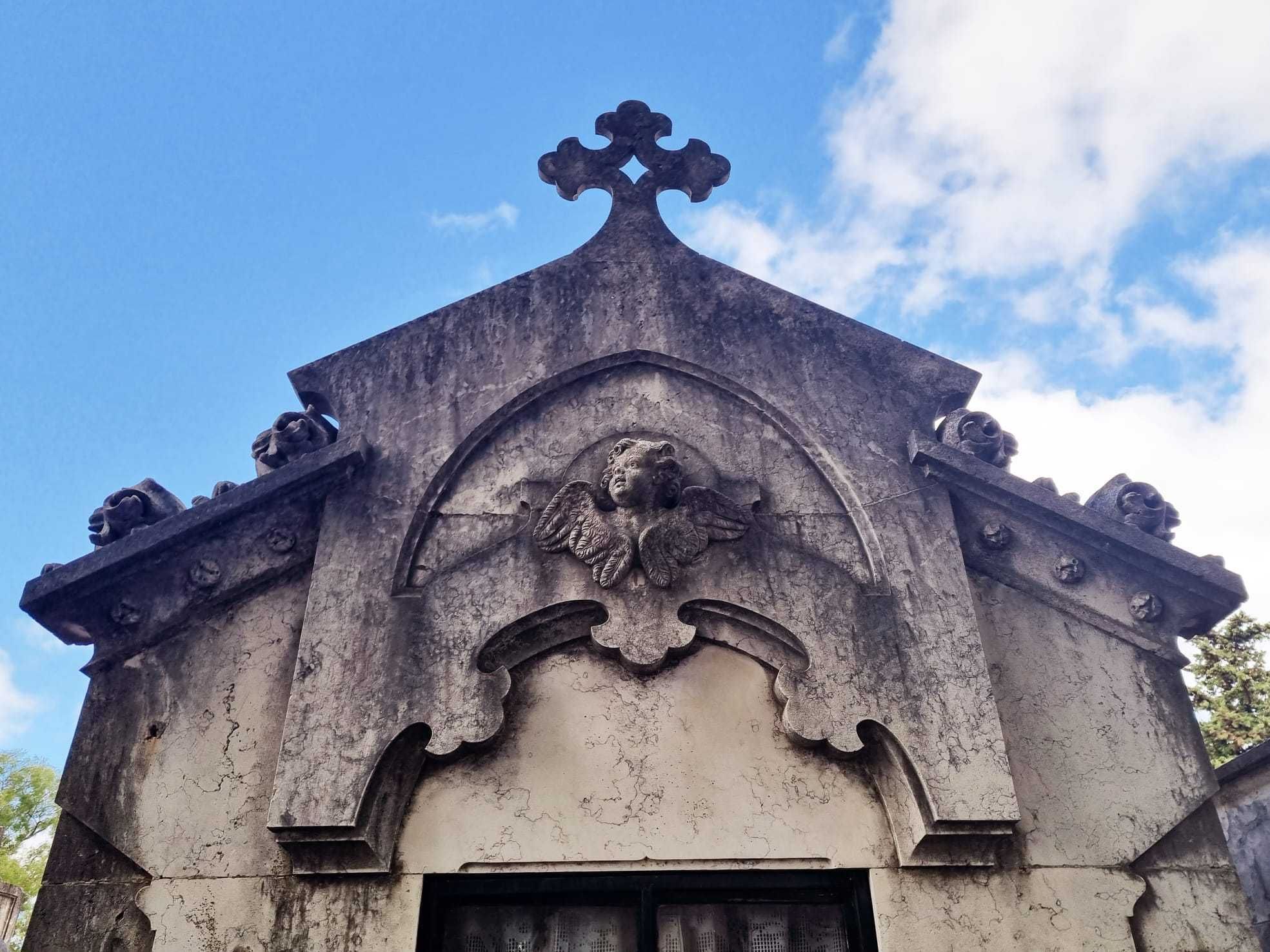 Jazigo  para venda - junto à capela do Cemitério do Alto de São João