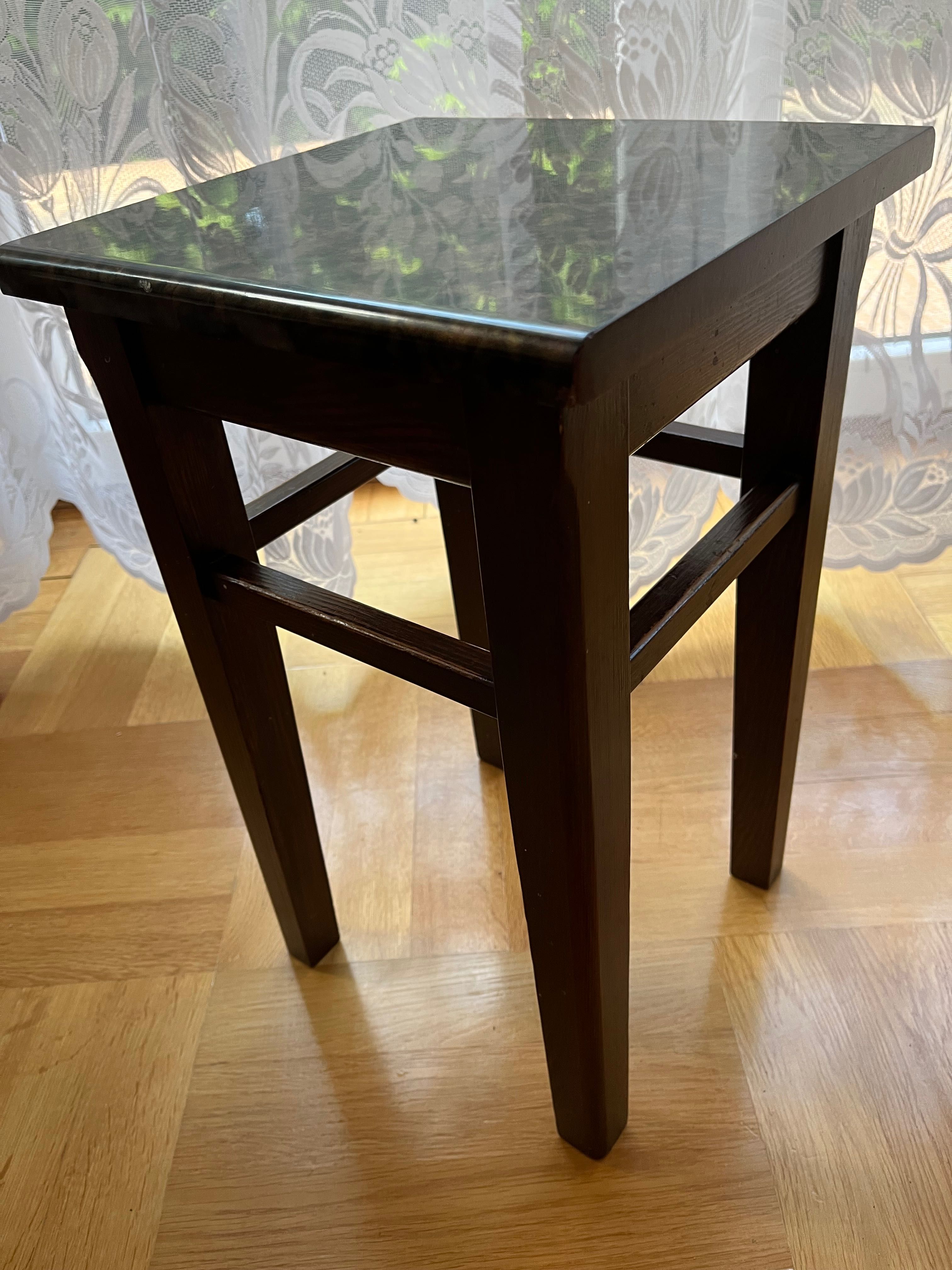 Taborety drewniane