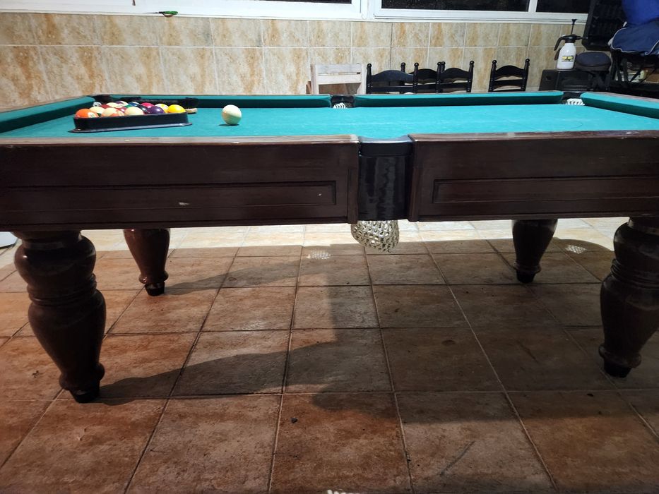 Bilhar snooker com tacos e bolas