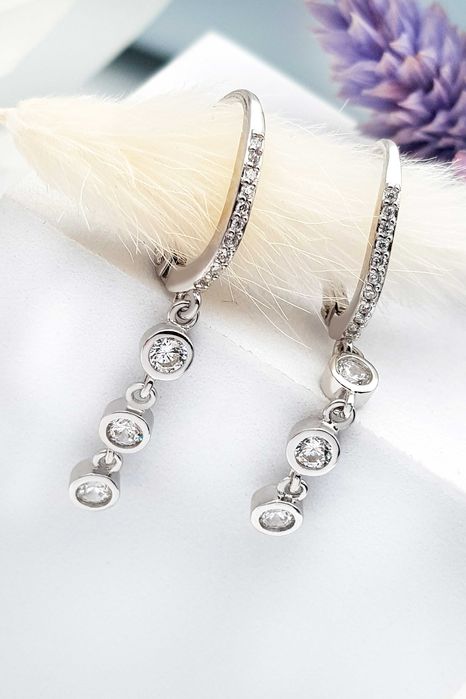 Srebrne owalne kolczyki z wiszącymi koralikami i cyrkoniami pr. 925