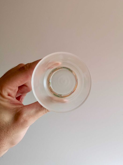 Par de copos vintage em vidro fosco e com asa removível; outonal