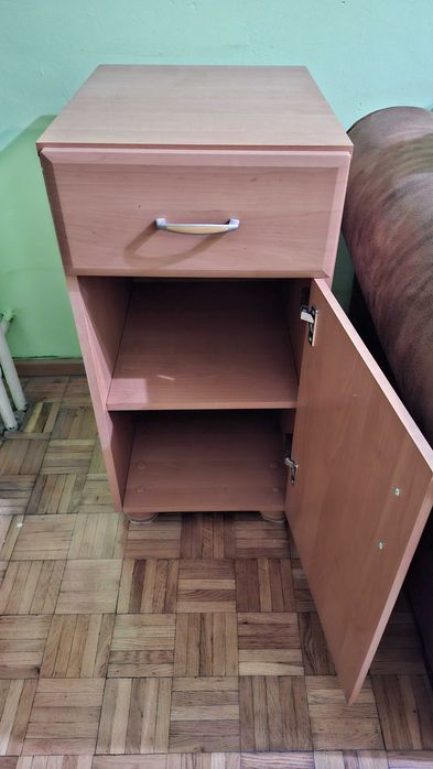 mała szafka z szufladą