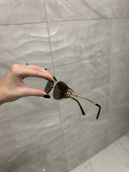 Окуляри в стилі відомого бренду