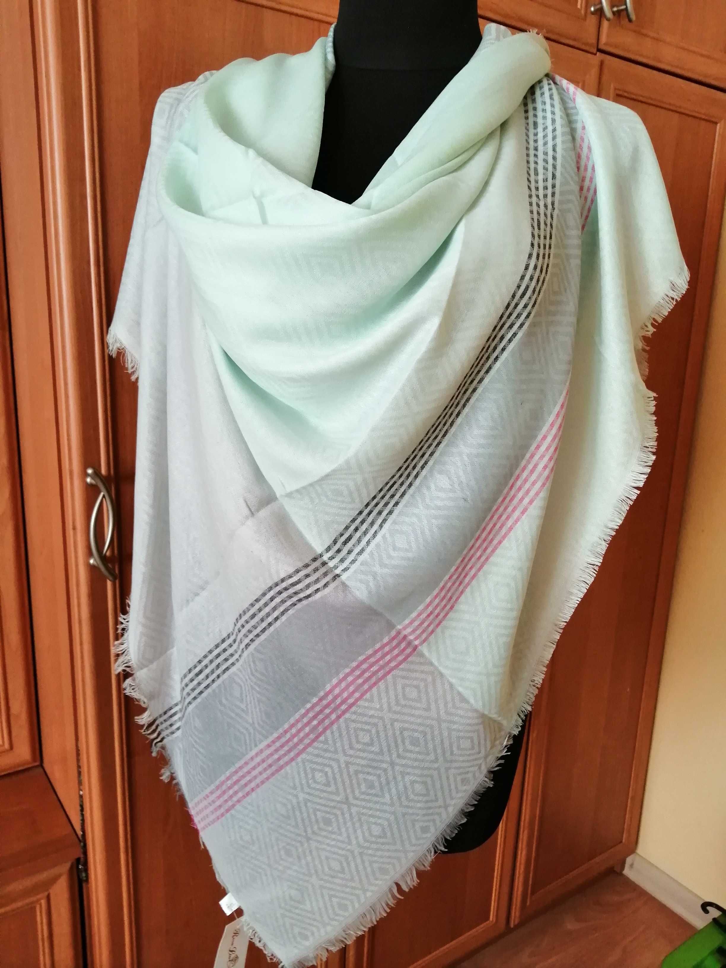 Duża chusta nowa 140/140 cm