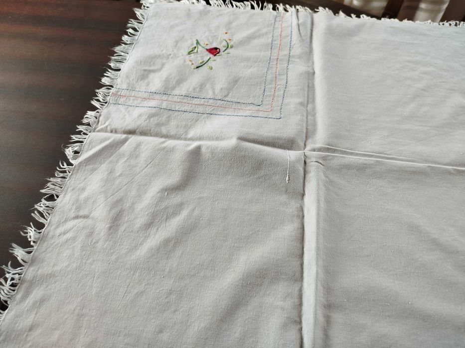 Toalha em tecido alinhado bordado nos cantos