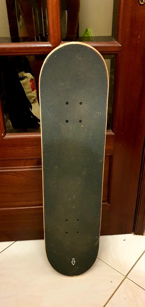 Skate com equipamento proteção