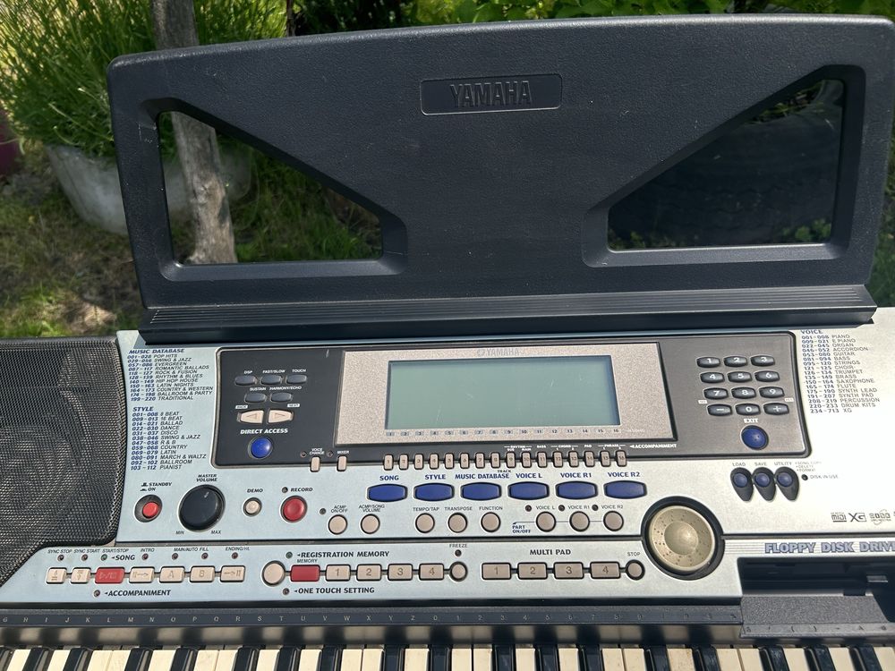 Yamaha PSR + kolumny Peavey
