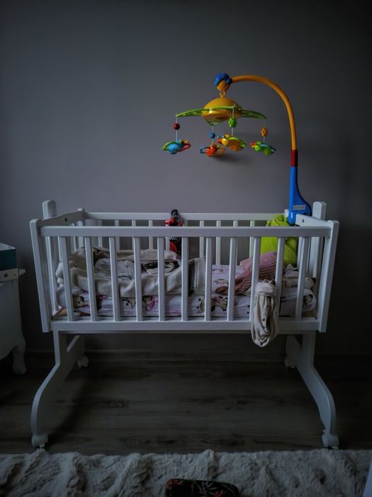 Biała kołyska dla niemowląt