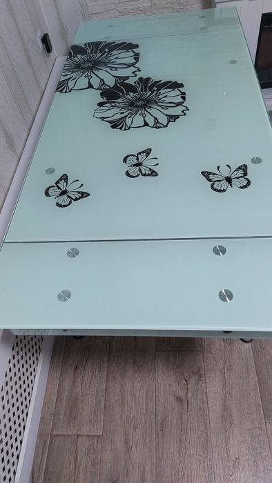 Скляний  обідній стіл