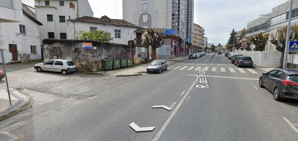 Aluga-se casa centro do Fundão