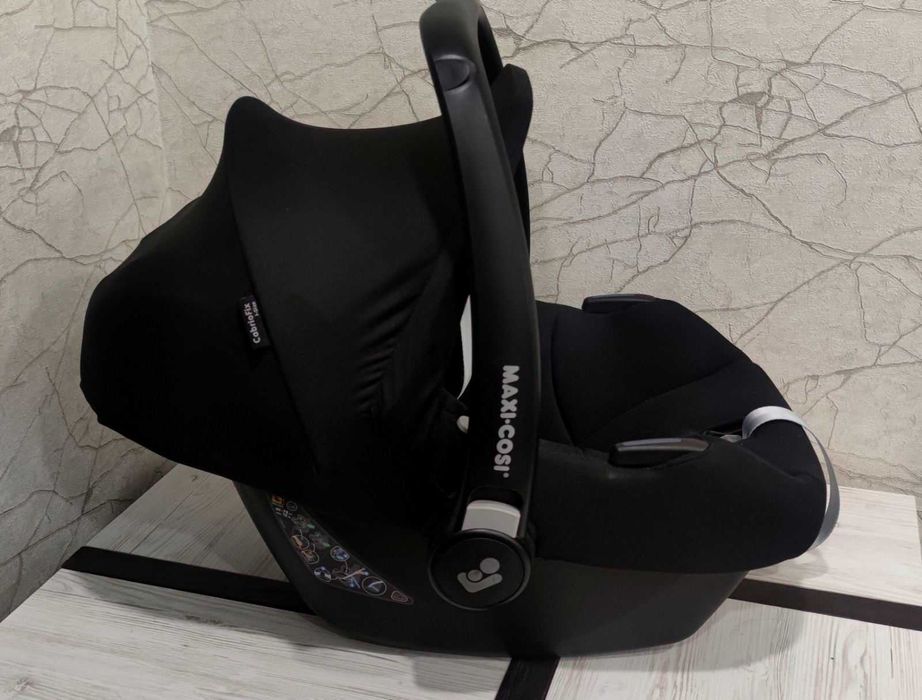 Продам автолюльку Maxi-Cosi від народження до 75см. В ідеальному стані