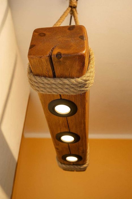 Rustykalna lampa z belki