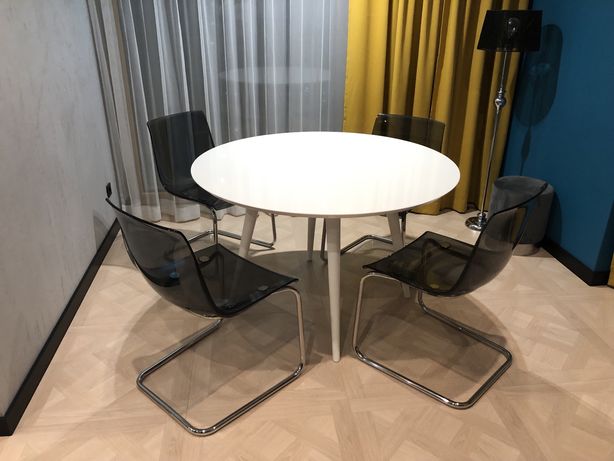 Okrągły, biały stół oraz 4 krzesła IKEA Tobias.