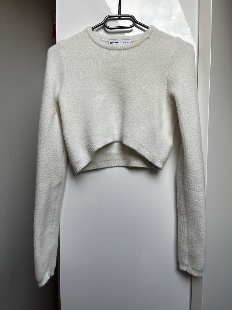 biały aksamitny sweterek crop top