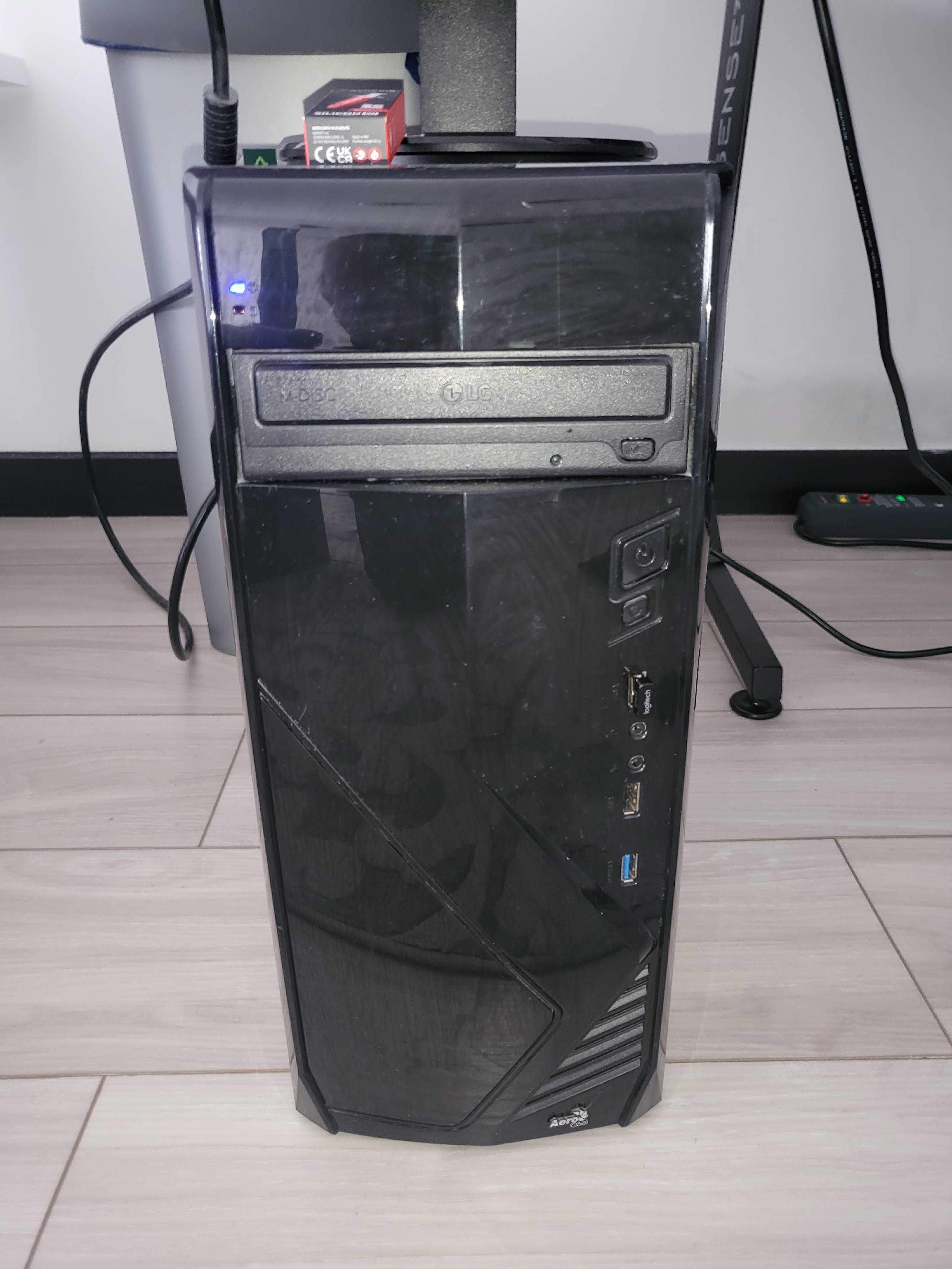 Komputer GTX z monitorem