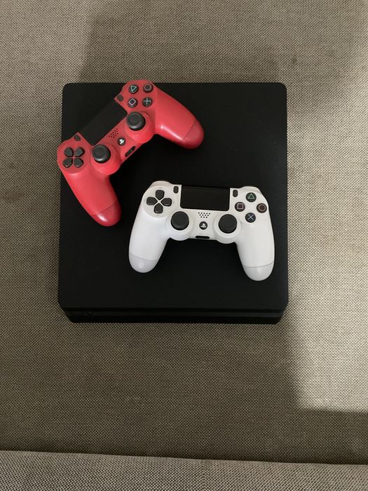 Playstation 4 com 2 comandos em otimo estado