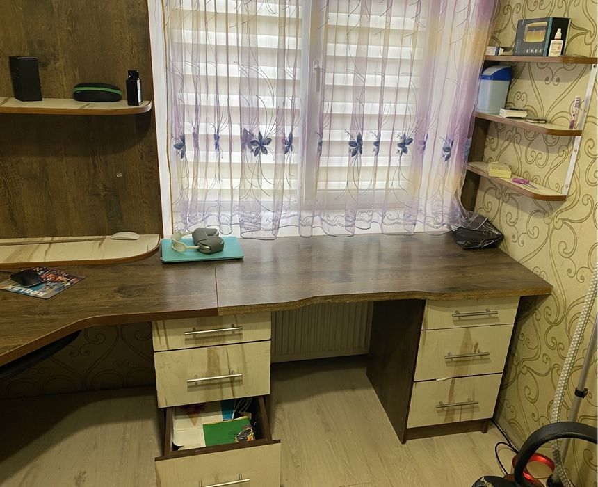 Стіл в кімнату.