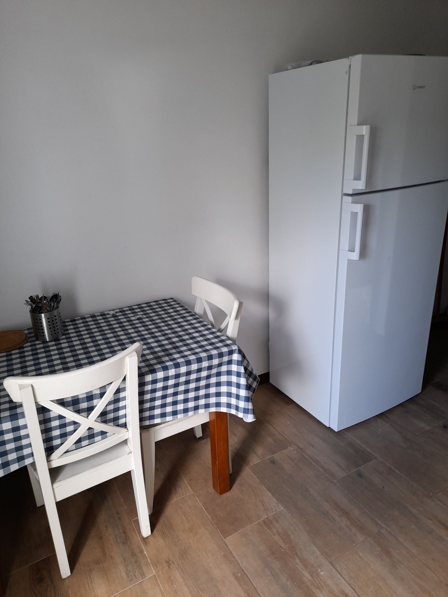 1 quarto partilhado  para menina  com cozinha 250€