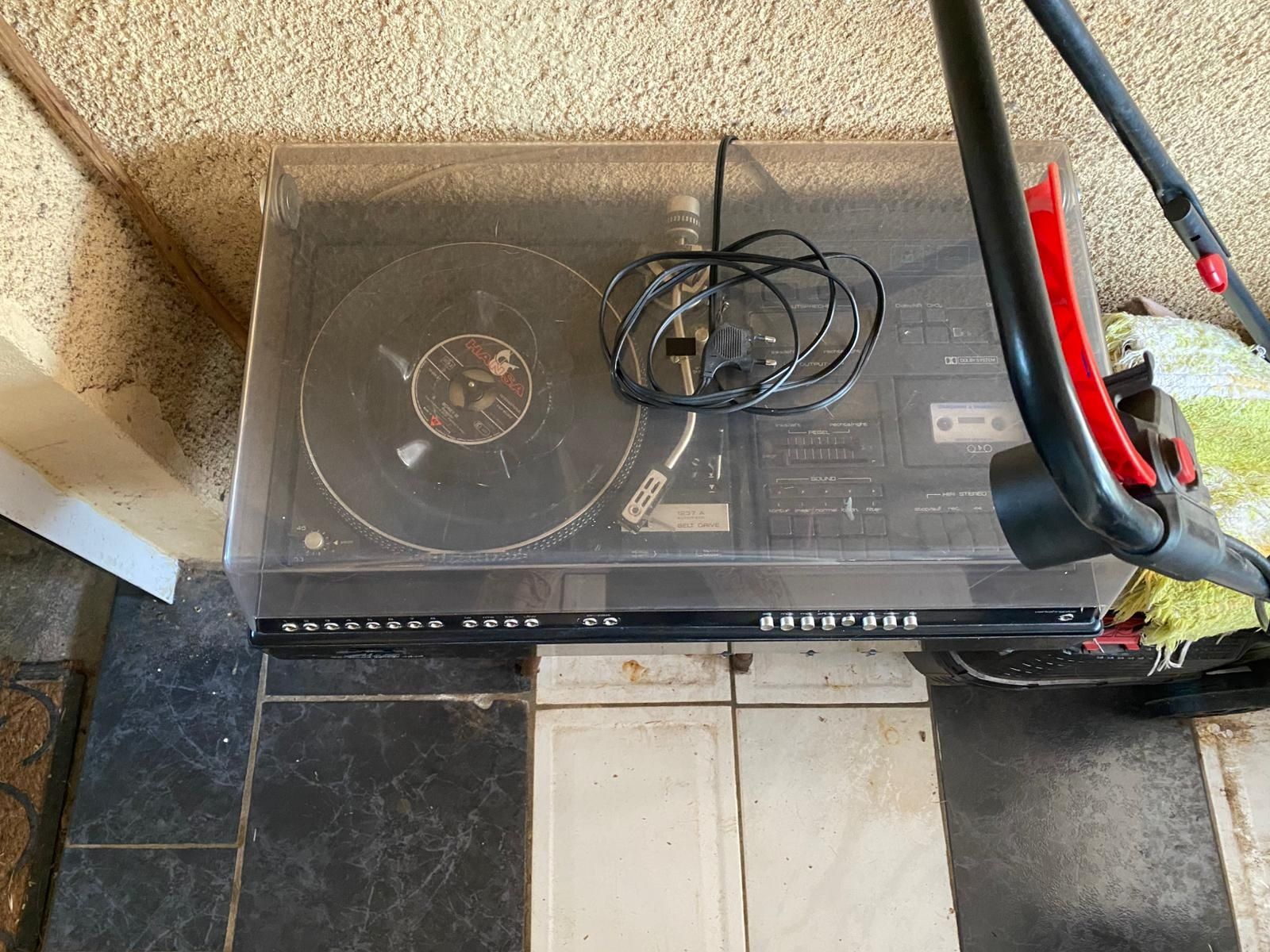 Gira discos com radio , leitor de cassetes