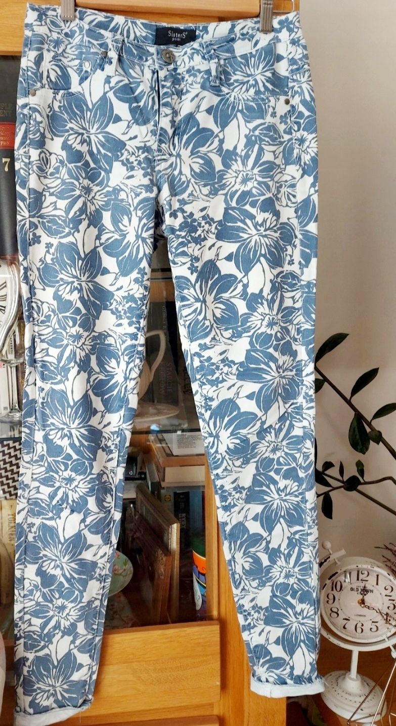 Sisters Point niebanalne spodnie w dżinsowe kwiaty Power Flower r.S