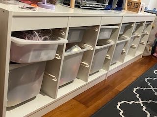Estantes com caixas arrumação