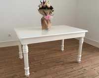 Mesa de madeira maciça, de cor branca, extensível