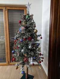 Árvore de Natal com tronco em madeira