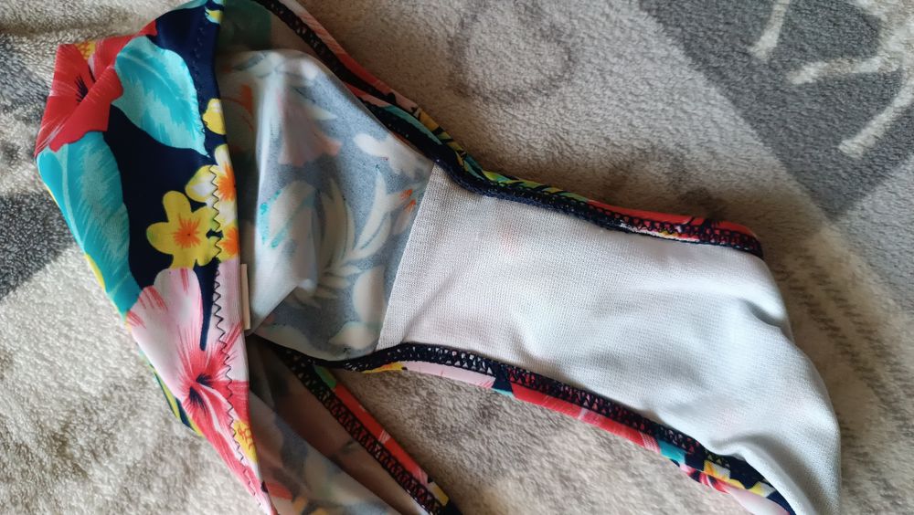 Świetny dół od kostiumu w hawajskie kwiaty rozm.34/36.