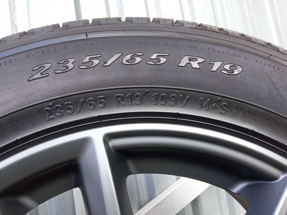 Koła Land Range Rover 19cali opony wielosezonowe Pirelli 235/65R19