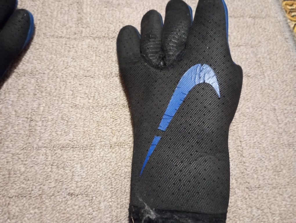 Вратарские перчатки Найк меркуриал