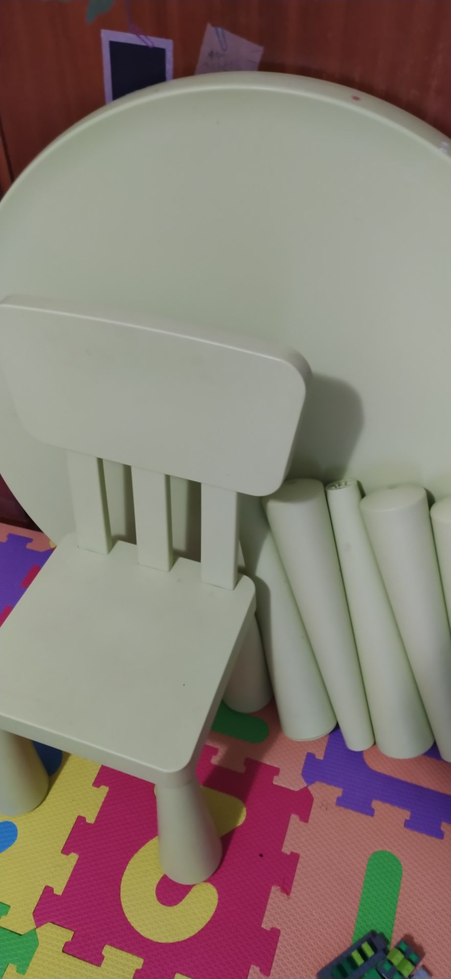 Mesa com uma cadeira IKEA para crianças