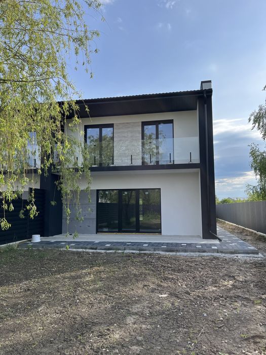 Продається дуплекс з гаражом. Земельна ділянка 5 сотих