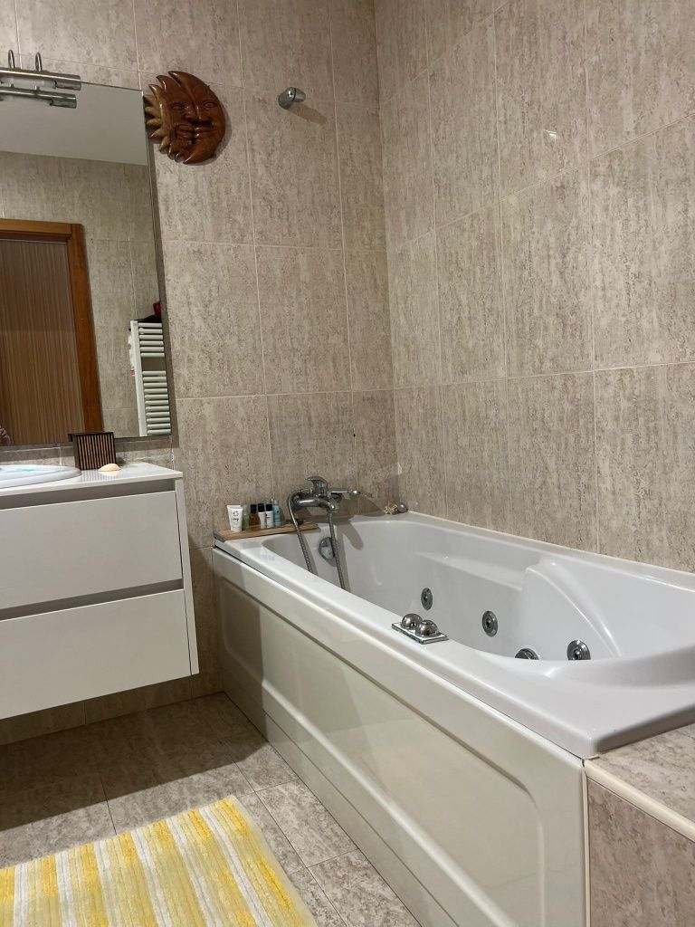Quarto mobilado com acesso cozinha e piscina