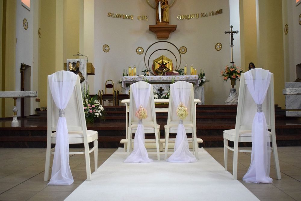 Dekoracje ślubne, dekoracje kościoła, biały dywan, świeczniki, klęczni