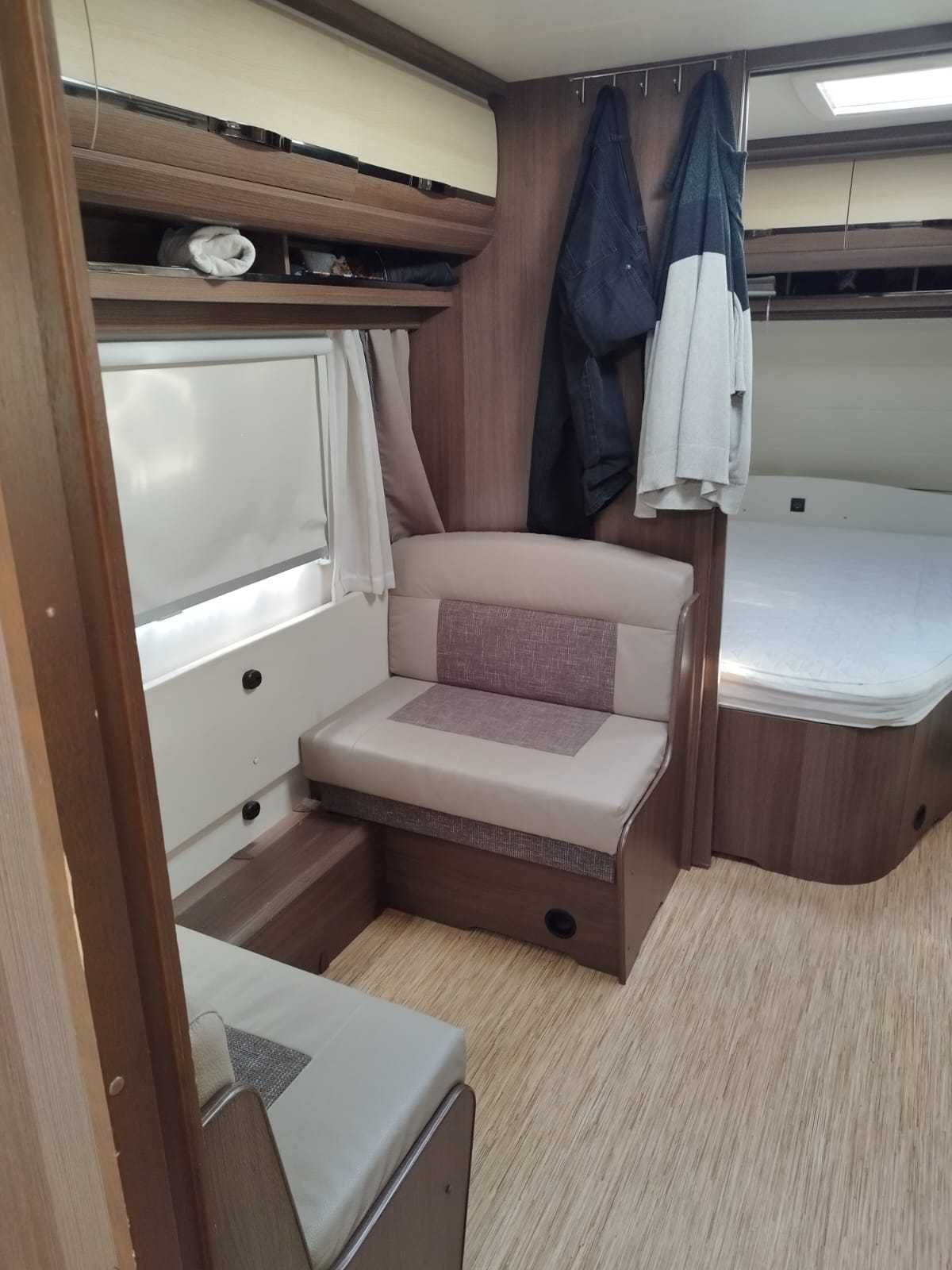 Hobby Prestige 720 UKFE 2 eixos, duas beliche, cama Francesa