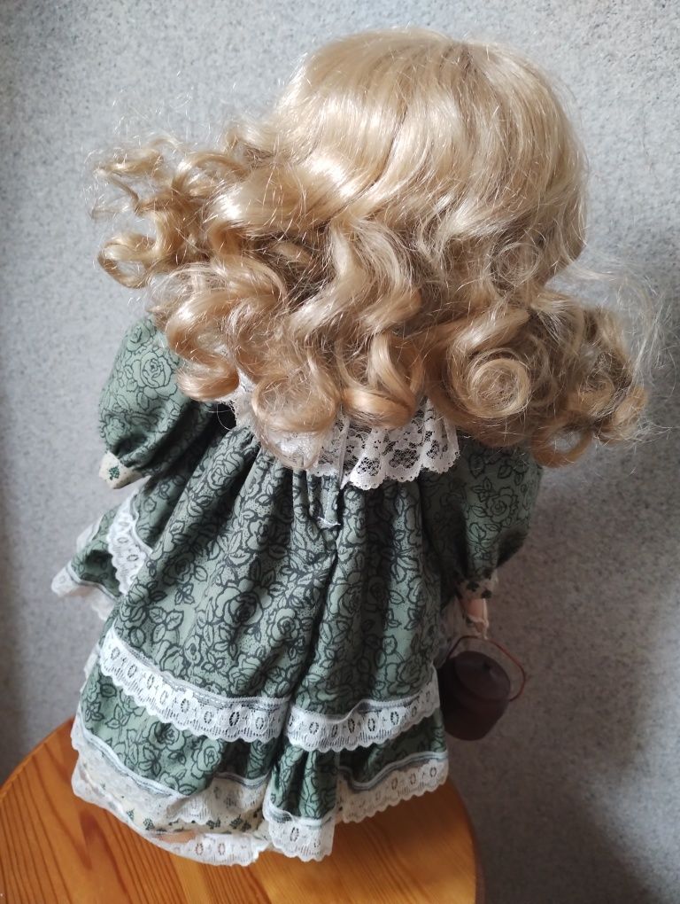 Lalka porcelanowa na stojaku 40 cm, kolekcjonerska, antyk