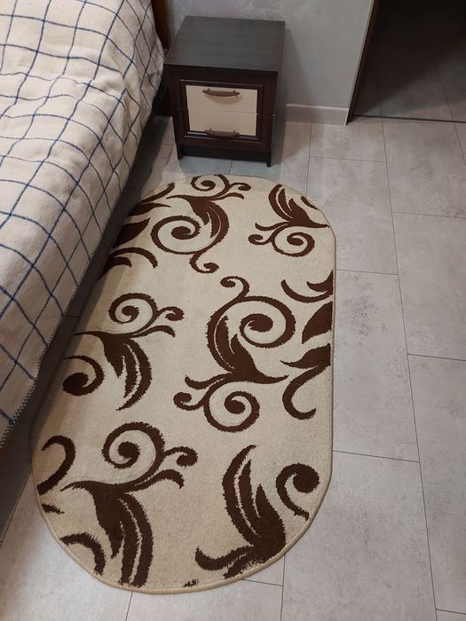 Деревянная кровать с матрацом