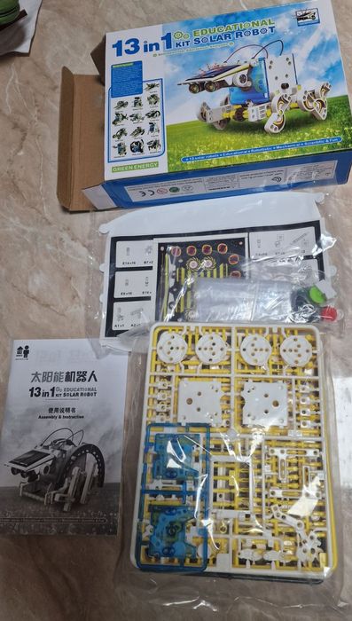 конструктор робот 13 в 1 на сонячній панелі .
