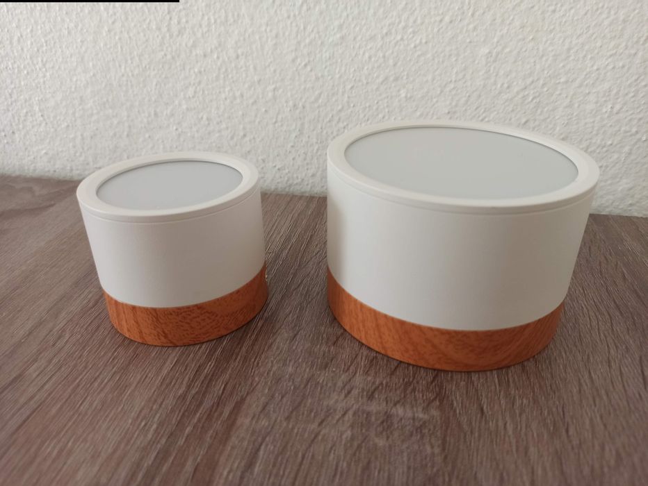 Candeeiro LED redondo branco e madeira