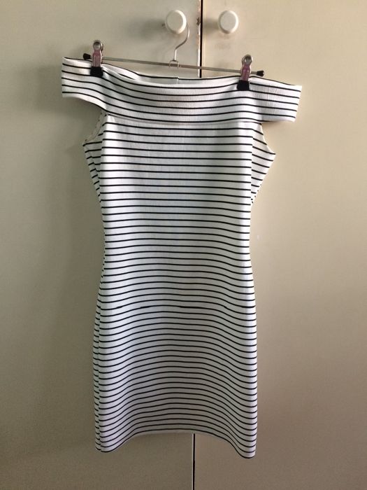 Obcisła sukienka bez ramion