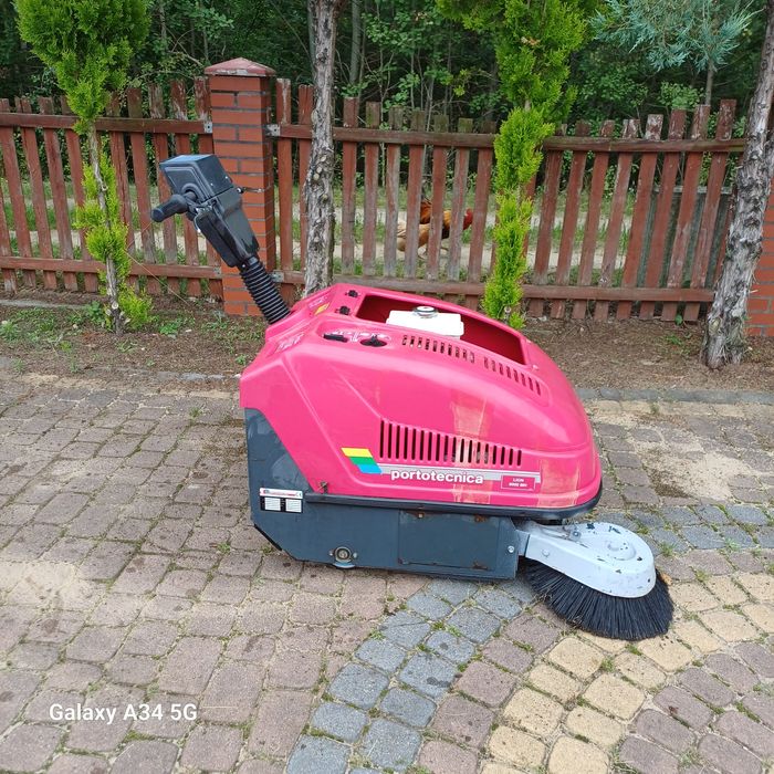 Zamiatarka spalinowa z napędem