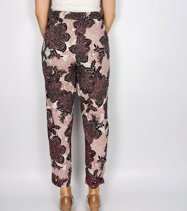 Różowe spodnie z czarnym wzorem kwiatowym S 36 F&F